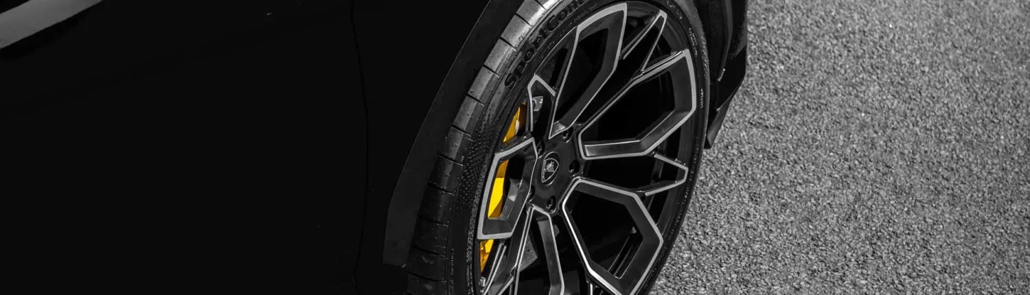 close up 23 inch wheel on urus