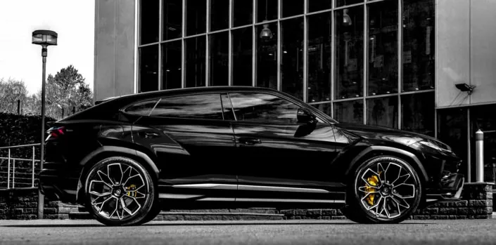 side view black urus with low suspension and 23 inch wheels