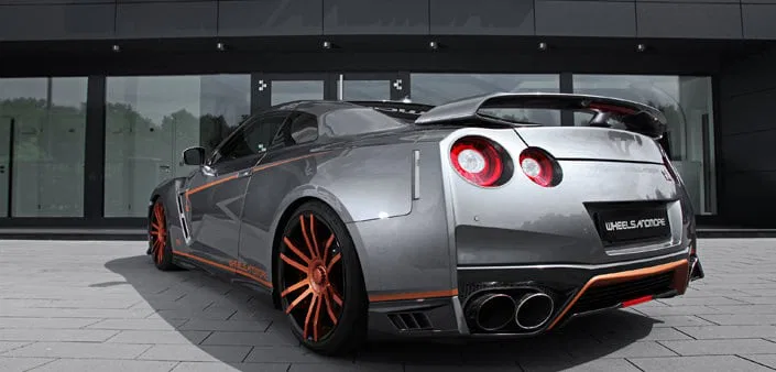 Nissan silber Heckansicht