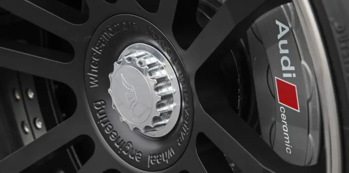 rs4-wheels-forged close up center lock cover audi rs4 wheels