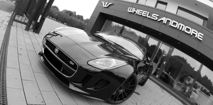 black jaguar f-type with black wheel fiwe in 20 inch